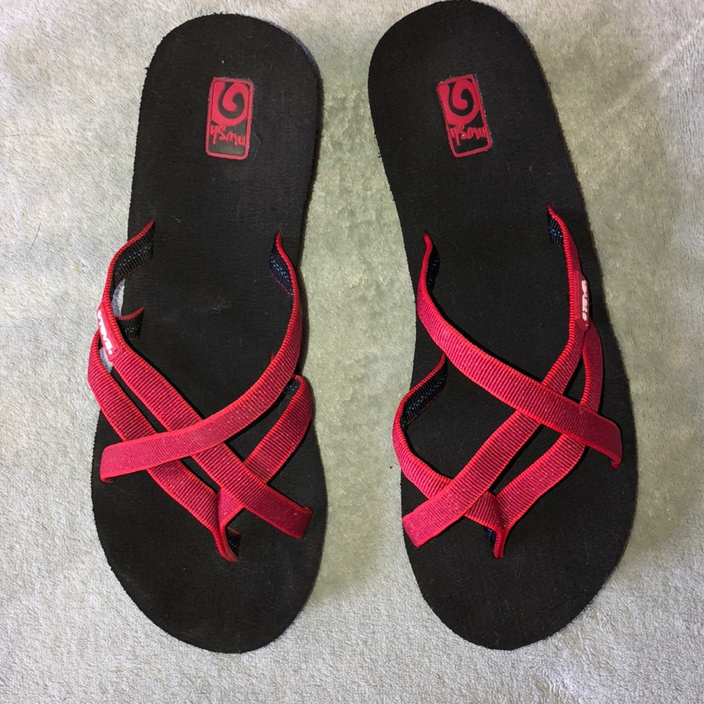 Teva wedge flip flops red like new!